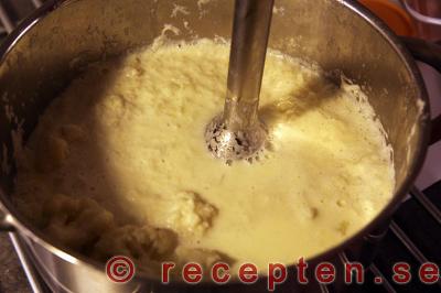 blomkålssoppa steg 5: mixa soppan