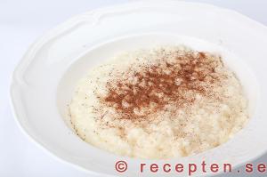 Risgrynsgröt serverad med kanel