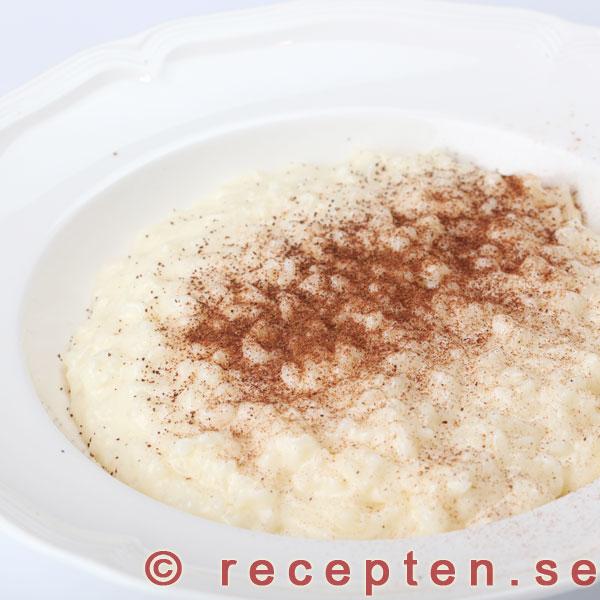 Risgrynsgröt serverad med kanel