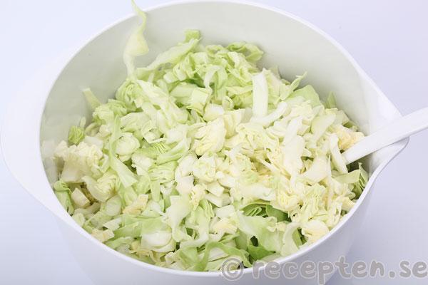 coleslaw steg 2: strimlad vitkål i bunken