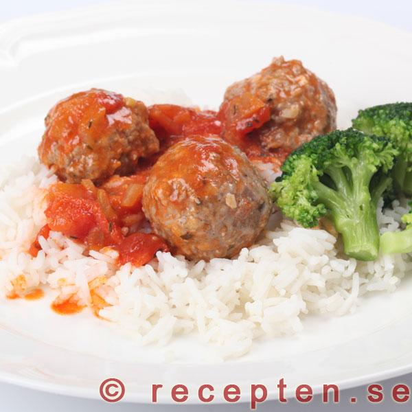 Goda Lammfärsbullar i tomatsås lammfärsbullar i tomatsås