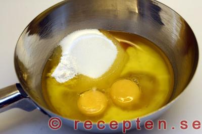 ägg, socker, sirap och smält smör i kastrull