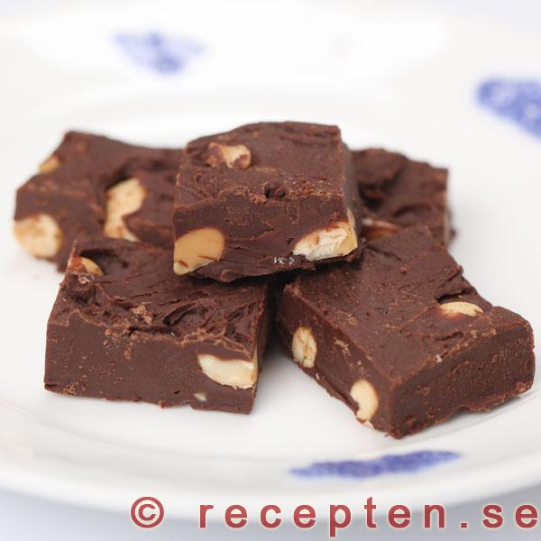 Chokladfudge med salta jordnötter Chokladfudge med salta jordnötter