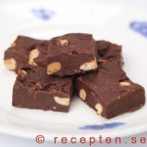 Farligt god Chokladfudge chokladfudge med salta jordnötter