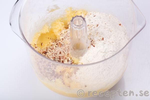 vetemjöl, mandel och bikarbonat utblandat med vatten tillsatt