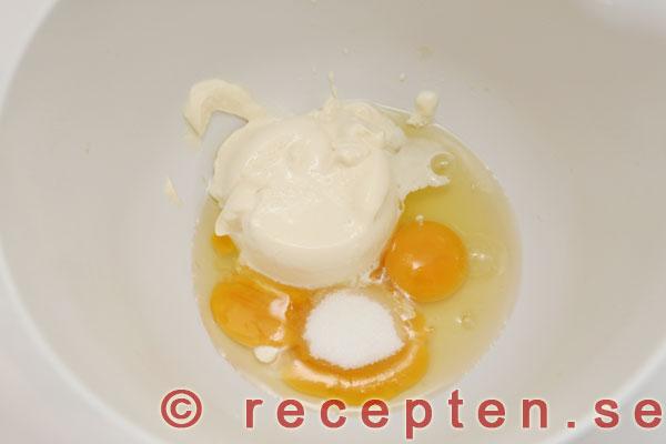 crème fraiche, ägg, strösocker