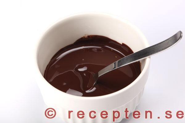 smält choklad i skål med liten diameter