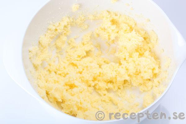 smör och strösocker vispat till en jämn smet