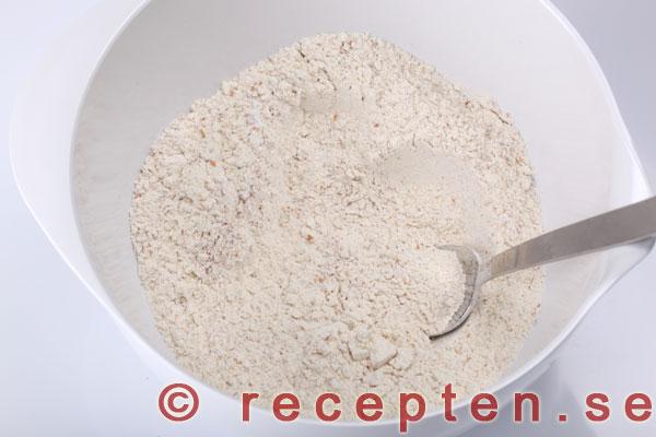 torra ingredienserna blandade