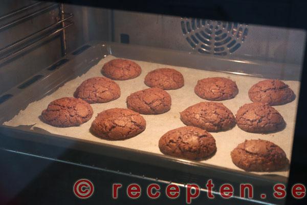 kladdkakecookies gräddas i ugnen