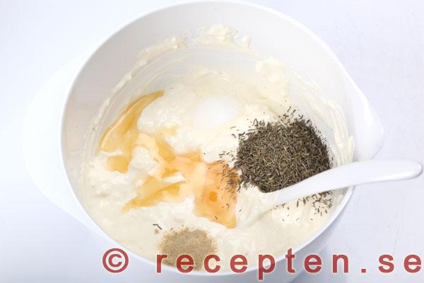 honung, salt, peppar, timjan tillsatt