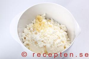 crème fraiche, fetaost, vitlök