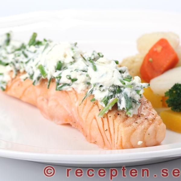 Recept på Lax med krämigt gräslökstäcke lax med krämigt gräslökstäcke