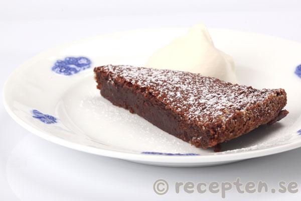 en bit glutenfri kladdkaka serverad