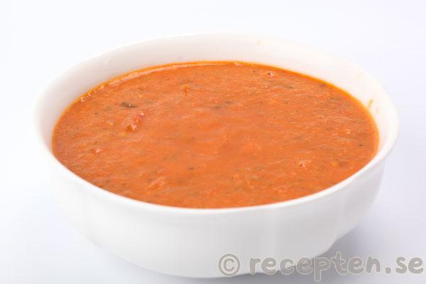 tomatsås i en skål