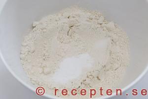 mjöl, bakpulver, salt