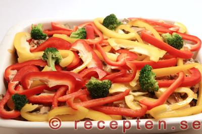 garnera med paprika och broccoli