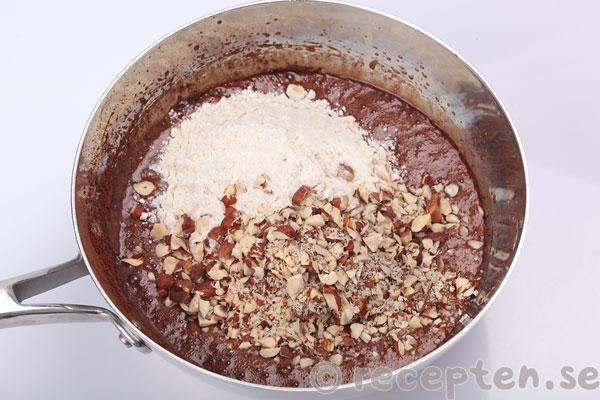 Browniesmet med vetemjöl och hackade nötter tillsatt