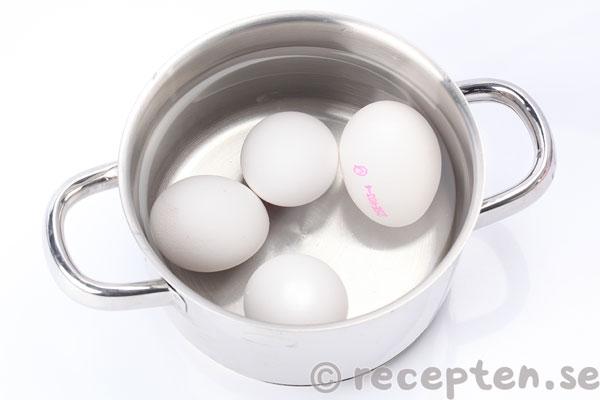 ägg i kastrull med vatten