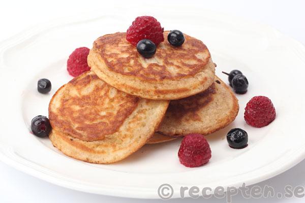 amerikanska pannkakor serverade med bär