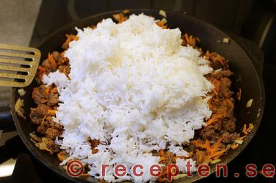 tillsätt kokt ris