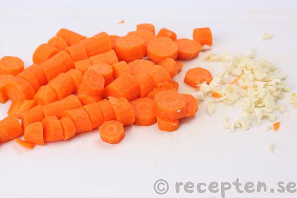 morötter och vitlök i bitar
