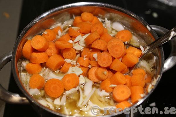 vitkål, morötter och vitlök tillsatt