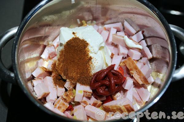 grädde, crème fraiche, tomatpuré och chilipeppar tillsatt