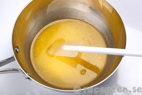 mjuk pepparkaka med lingonsylt steg 1: smält smör