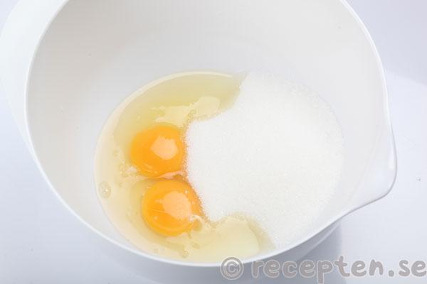 mjuk pepparkaka med lingonsylt steg 2: ägg och strösocker