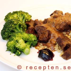 Biffgrytan serverad med kokt bulgur, broccoli och gelé. biffgryta