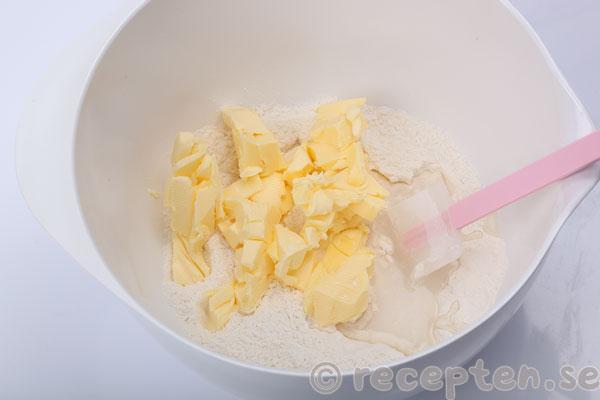 pekanpaj steg 2: smör och vatten tillsatt