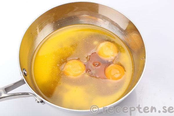 pekanpaj steg 7: sirap och ägg tillsatt