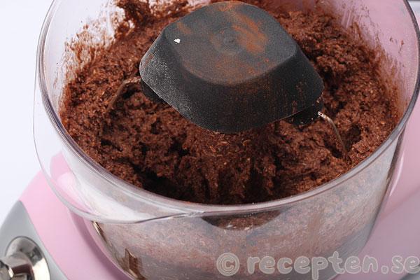 chokladbollstårta steg 4: chokladbollssmet