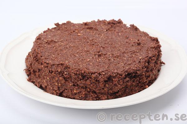 chokladbollstårta steg 5: tårtformad chokladbollssmet
