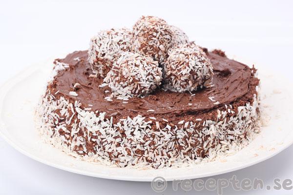 chokladbollstårta steg 7: tårtan dekorerad