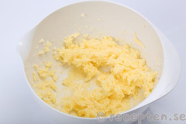 nutellagrottor steg 2: smör och strösocker blandat