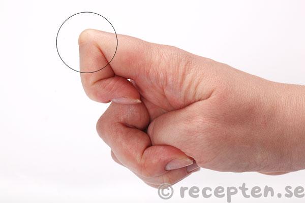 nutellagrottor steg 6: så använder jag mitt finger för att göra fördjupningen