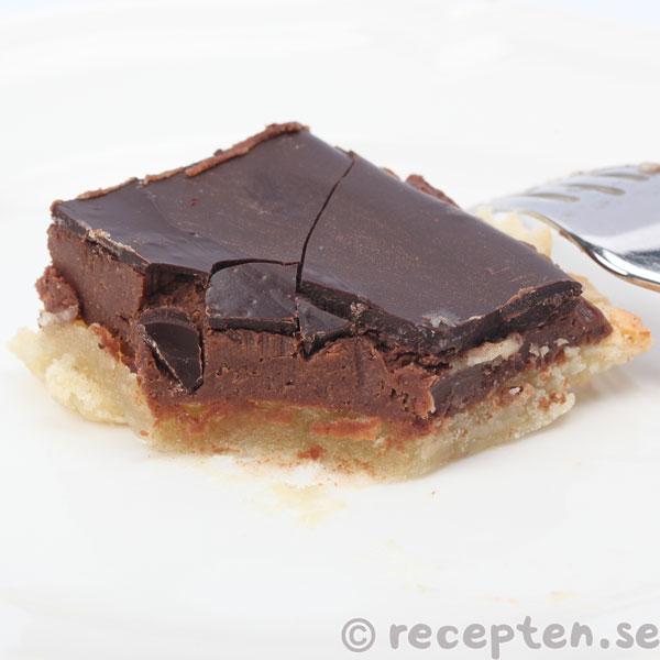 en ruta chokladbiskvi som bakats i långpanna