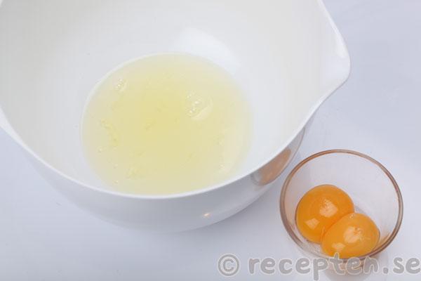 biskvier i långpanna steg 2: delade ägg