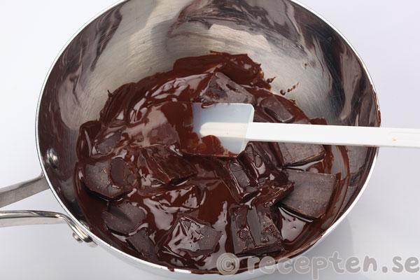 biskvier i långpanna steg 11: smält choklad till toppingen