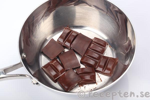 biskvier i långpanna steg 7: choklad till fyllningen