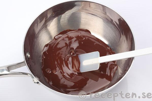 biskvier i långpanna steg 7: smält choklad till fyllningen