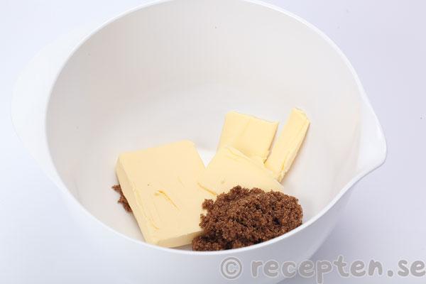 äppelcobbler steg 3: smör och farinsocker