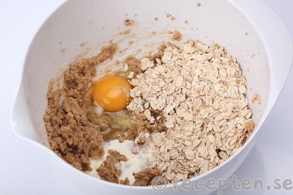 äppelcobbler steg 6: havregryn, ägg och grädde tillsatt