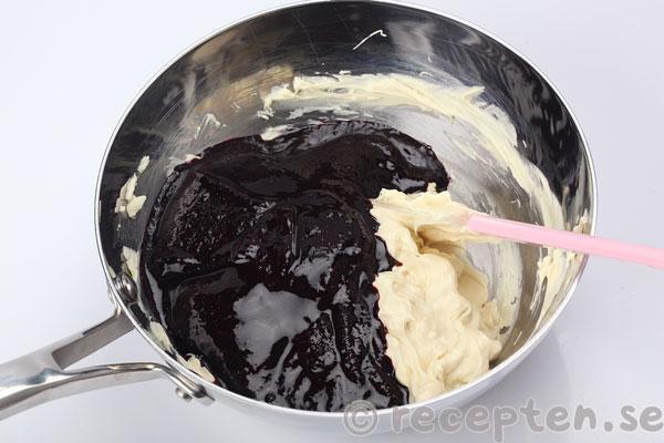blåbärsmoussetårta steg 7: tillsätt blåbärsmixet till vita chokladen