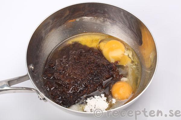 kolakladdkaka steg 4: farinsocker, vaniljsocker, salt och ägg tillsatt