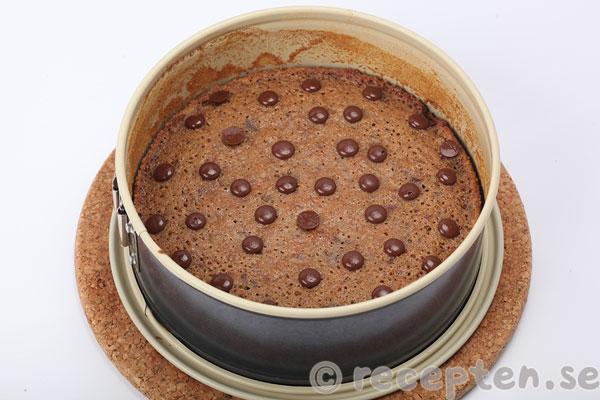 kolakladdkaka steg 8: garnerad med chokladknappar