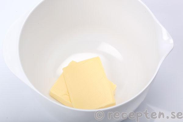 knäckig bananpaj steg 1: smör i bunke