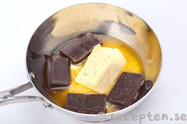 chokladkladdkaka steg 1: smör och choklad